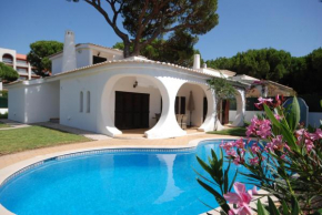 Charming 3-Bed Villa in Olhos de Agua